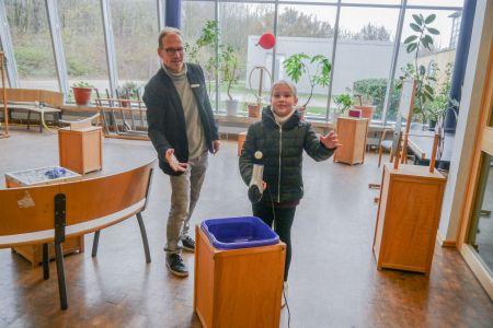 Besitzt Luft Kraft oder warum fällt der Tischtennisball nicht runter? Kinder werden Forscher – wie hier am Tag der offenen Tür an der Friedrich-Spee-Gesamtschule mit Guido Kemmer.  Foto: Kreis Paderborn, Bildungs- und Integrationszentrum